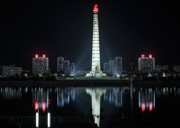3. Tüm ülkedeki en ışıklı yapı olan Juche Kulesi, Pyongyang şehrinin tam merkezinde yer alıyor.