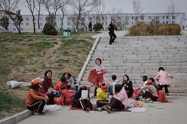 14. Mayıs 2018'de Pyongyang'da minik öğrenciler okulda dinlenirken görülüyor.