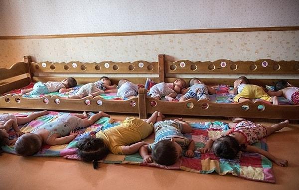 21. İpek fabrikasında açılan kreşte işçilerin çocukları uyurken:
