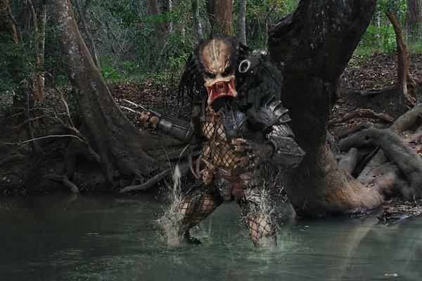 12. Создатели хотели, чтобы хищник прыгал с дерева на дерево. Для этого предполагалось нарядить в костюм обезьяну и позволить ей спокойно двигаться. Но животное не захотело сотрудничать и упорно снимало с себя костюм.