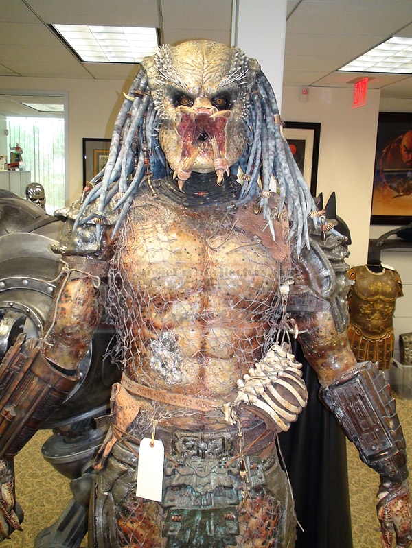 17. Костюм хищника весил больше 90 кг, и хотя Кевин Холл - высокий и сильный человек, его приходилось привязывать к страховочному оборудованию, чтобы он мог правдоподобно двигаться.