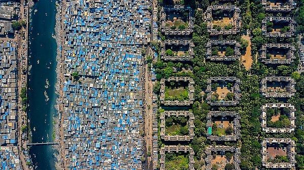Mumbai aşırı zenginliğin aşırı fakirliğin yanında yer aldığı zıtlıklarla dolu bir şehir. Dharavi adlı gecekondu mahallesi tamamen gri betondan yapılma ve dünyanın en bilinen gecekondu mahallelerinden birisi.