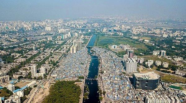 En son verilere bakılırsa gecekonduda yaşayan insanlar Mumbai nüfusunun %55'ini oluşturuyor.