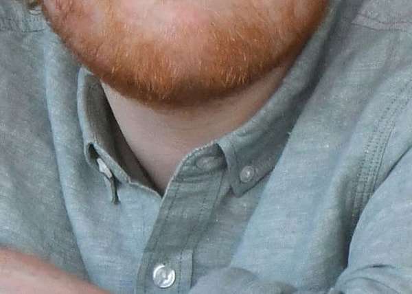 1. Кому принадлежит этот подбородок?