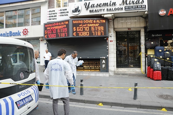 Soygunun ardından dışarı çıkarak geldikleri otomobile binen soyguncular, refüjü aşarak karşı yola girdi. Burada bir süre ters yönde ilerleyen soyguncular izlerini kaybettirdi.