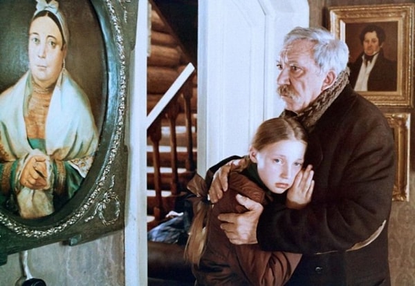 8. Что коллекционировал дед Лены Бессольцевой в фильме «Чучело»?