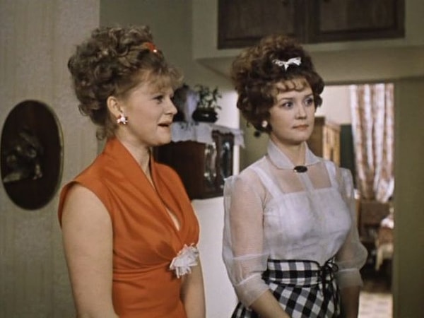 1. "На приёме" Людмила и Катерина выдают себя за...