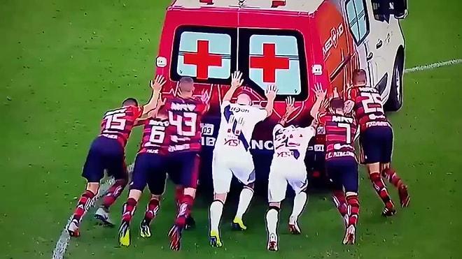 Sahada Arıza Yapan Ambulansı İterek Çalıştıran Futbolcular