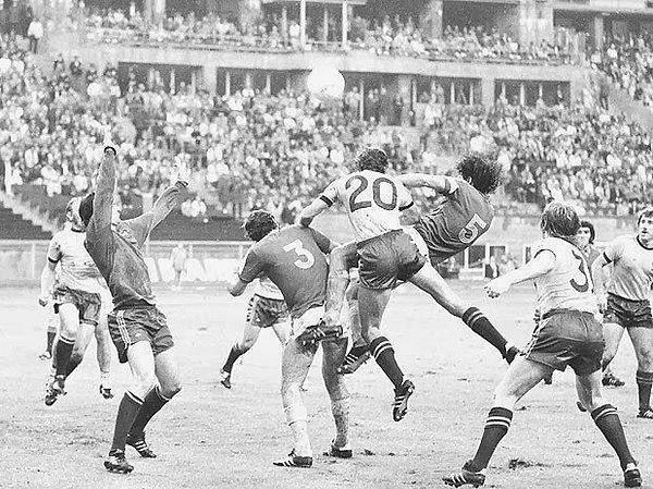 1974 Dünya Kupası'na katılmak için Şili ve Sovyetler Birliği baraj maçında eşleşirler.