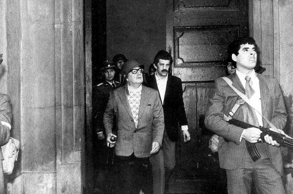 11 Eylül 1973'te Şili'nin faşist diktatörü Agusto Pinochet, 1970'de serbest seçimle iktidara gelen sosyalist Salvador Allende iktidarını kanlı bir darbeyle devirmiş; binlerce insan işkencelerden geçirilmiş, binlercesi katledilmiş, Allende de darbeye direnirken katledilmişti.