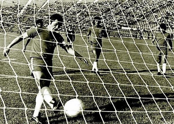 FIFA'nın kararlarına tepki gösteren Sovyetler Birliği futbolcularını Şili’ye göndermeyince FIFA da Şili'nin maçı 2-0 hükmen kazandığını açıkladı. Ancak buna rağmen ilan edilen gün ve saatte maçın sembolik olarak oynanacağını açıkladı. Şili takımı dolu tribünler önünde karşısında rakip olmaksızın sahaya çıktı.
