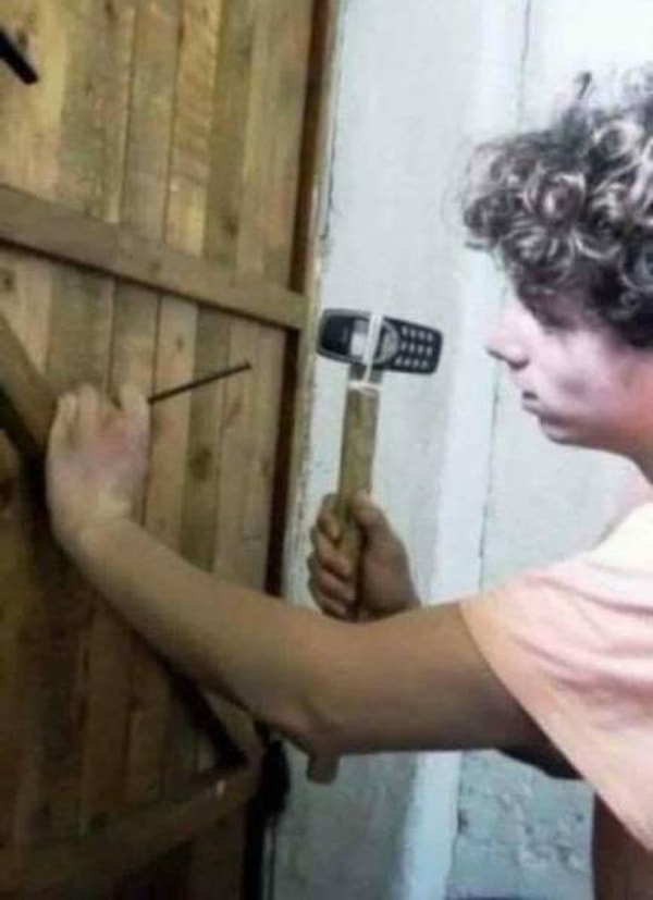 1. Как вам такой вариант молотка? Очумелые ручки отдыхают, что называется...