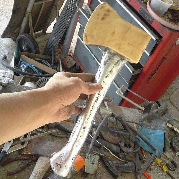 7. Ну с таким топором хотя бы деревья будут в безопасности...