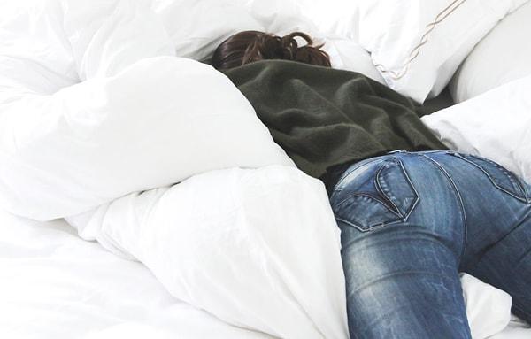 Kotla uyumak kan dolaşımını etkileyeceği için uzmanlar tarafından tavsiye edilmiyor.