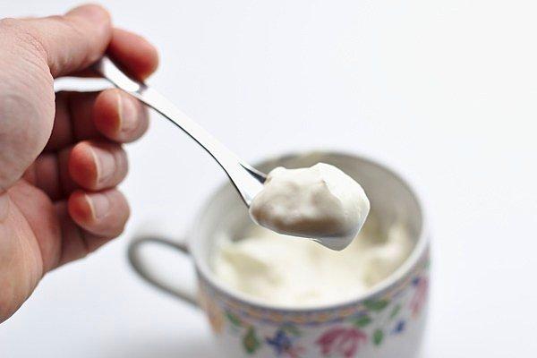 12. Çok fazla kalsiyum ve D vitamini içeren yoğurt ayrıca midenizin temizlenmesi ve yiyecekleri sindirmesi için gereken bakterileri de içerir.
