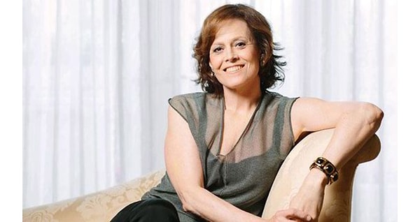 Такая Сигурни сейчас. Актриса до сих пор продолжает сниматься, хотя ей уже 68 лет.