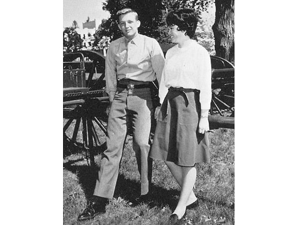 13. Дональд никогда не комментировал этот снимок, сделанный в 1964 году, но известно, что леди рядом с ним была одной из его девушек во времена учебы в Военной Академии.