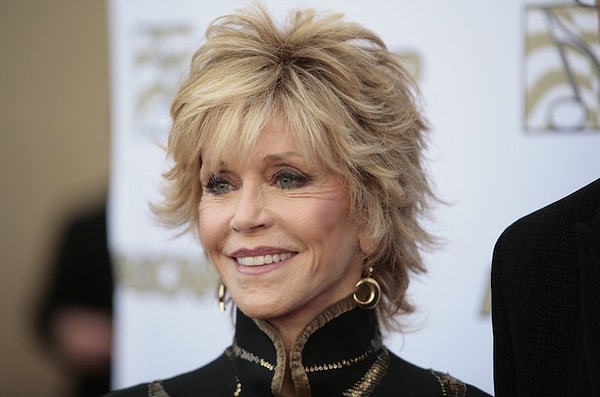 А сейчас затаите дыхание… Джейн уже 80 лет! А она все еще играет и выглядит очень даже хорошо!