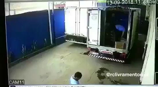 Kamyon Yüklemesi Sırasında İçine Neymar Kaçan Adamdan Estetik Hareketler