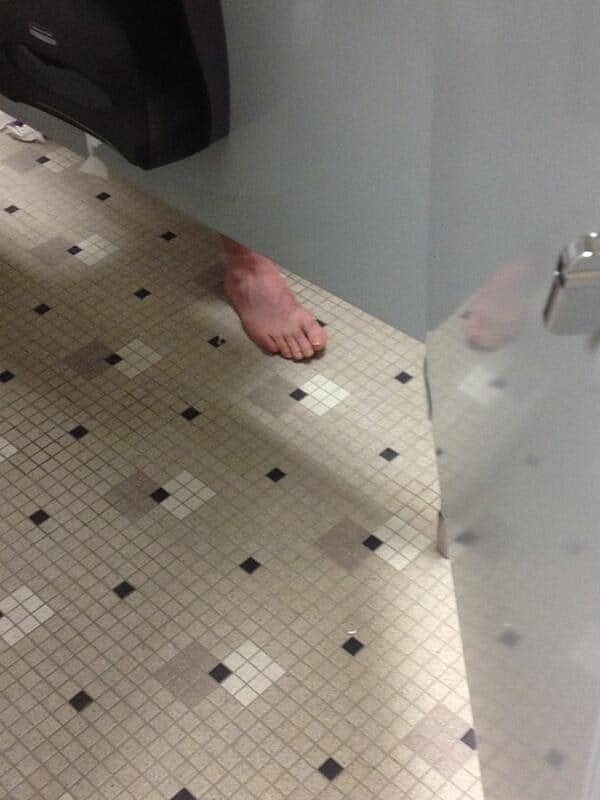 26. Приятель, надень обувь, ты не у себя дома!