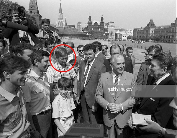 Ancak, Kızıl Meydan’da çekilen görselde yer alan ve boynunda fotoğraf makinesi taşıyan kişinin Rusya Devlet Başkanı Putin’i gösterdiği iddiası doğru değil.