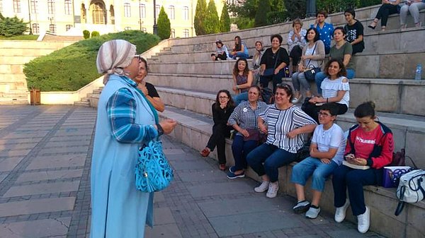 Kastamonu'da yaşayan 25 yıllık öğretmen Ayşegül Soylu Muslu, Kışla Parkı’nda bir etkinlik düzenledi ve sosyal medya üzerinden kadınlarla iletişime geçerek “Kitabını al, meydana gel” dedi.