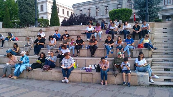 Açık havada kitap okumaktan memnun olan bu güzel topluluk yaklaşan soğuklar için de bir çözüm buldu: "Havalar değiştiğinde bunu kapalı alanlara taşımayı düşünüyoruz."