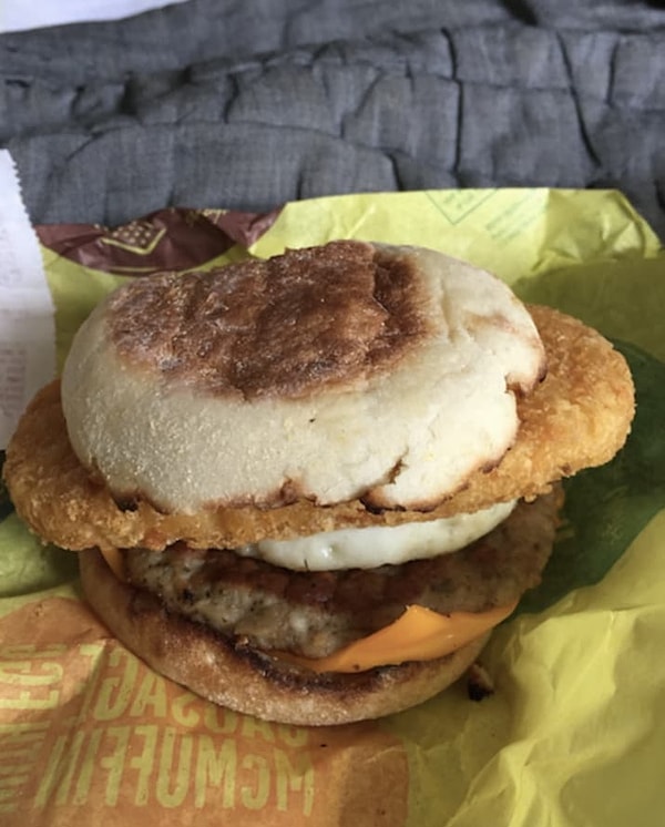 5. Бургер из Макдоналдса испортили картофельными драниками?