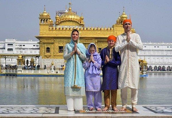 Mesela Hindistan’a gittiğinde ailecek giyilebilecek en stereotipik kıyafetleri giyip şu pozu vermesi.