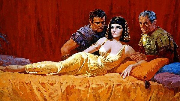 9. Edebiyata ve sinemaya bir çok kez konu olan büyük aşkı Sezar'la arasında oldukça fazla yaş farkı vardı. Sezar Kleopatra'ya aşık olduğunda 52, Kleopatra ise henüz 21 yaşındaydı.
