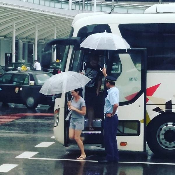 6. Japonya'da bir otobüs şoförü siz indiğiniz an şemsiye tutuyor ve böylece kendi şemsiyenizi açana kadar ıslanmamış oluyorsunuz 🌂