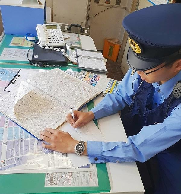 15. "Tokyo'dayken elimde bir harita ile polis kulübesine gittim, sadece 3 blok uzakta bir yeri tarif etmesini isteyecektim. Polis memuru, gideceğim yeri bulabilmem için eliyle bana detaylı bir harita çizdi."