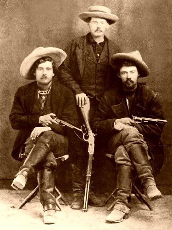 60. Batı Amerika'da kovboylar 'kovboy şapkası' olarak bildiğimiz şapkayı takmıyordu. O zamanın tercihi genel olarak melon şapkalardı. Kovboy şapkaları Amerikan İç Savaşı sonrasındaki ağır pazarlama taktiklerinden sonra değişmişti.