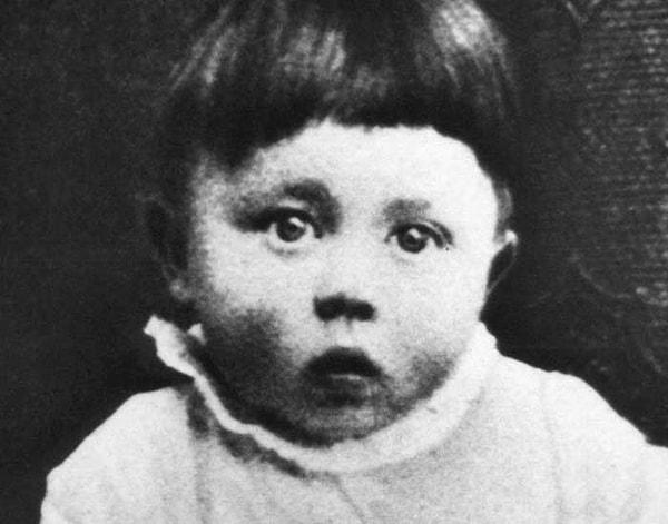 90. Hitler'in ilk ölümden dönüşü henüz 4 yaşındayken yaşandı. İsmi bilinmeyen bir gölde boğulan küçük Hitler söylenenlere göre bir rahip tarafından kurtarılmış. Eğer rahip olmasaydı tarihin akışı çok farklı gelişebilirdi.