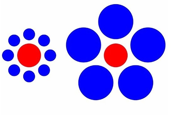 4. Какой из красных кругов большего размера?