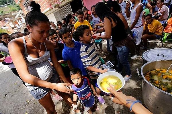 Venezuela uzun bir süredir ekonomik kriz, açlık, işsizlik ve enflasyonla mücadele ediyor. Para birimi bolivarın hızla değer kaybettiği ülkede devalüasyona rağmen herhangi bir gelişme yaşanmazken, yetersiz beslenme nedeniyle çocukların yaşamını yitirdiği aktarılıyor.