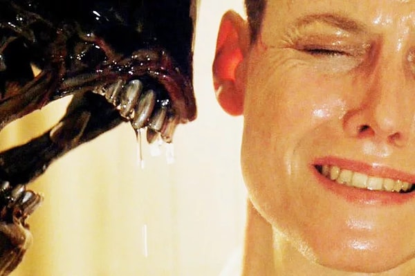 1. По мнению профессора-диетолога Клэр Коллинз, сдержанный пук может обратно всосаться в кровоток и выдохнуться через рот.