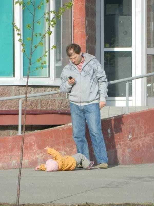 9. "О, сын упал. Надо в Инсту выложить"