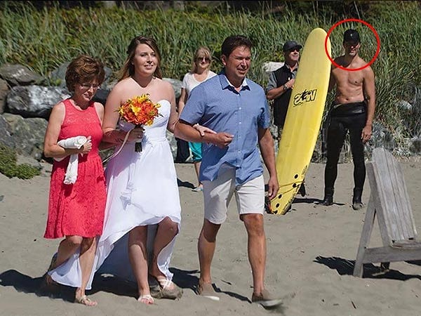 А серфинг так вообще у него в крови, ни дня без спорта!