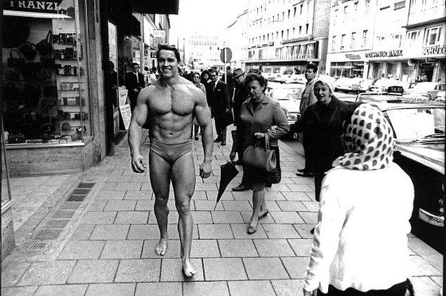 1. Arnold Schwarzenegger, 1969 yılında açtığı spor salonunun reklamını yapmak için mayoyla Münih sokaklarında dolaşıyor.