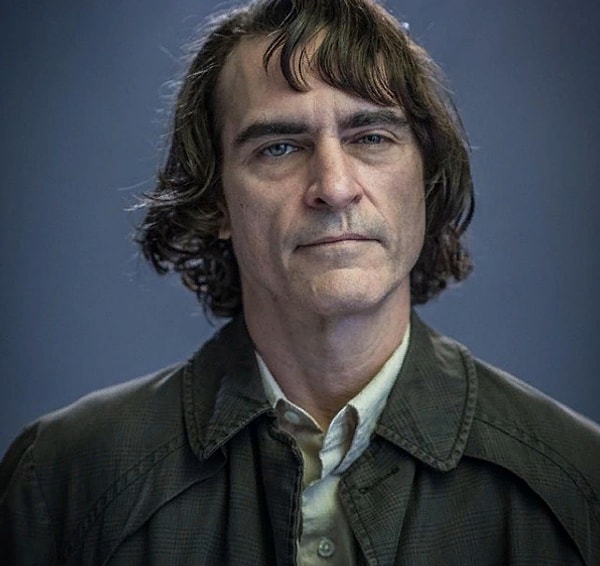 1. Фото, которое выложили в Инстаграм, озаглавлено "Артур". По всей видимости, это имя Джокера, которое он носил до того, как стал психопатом.