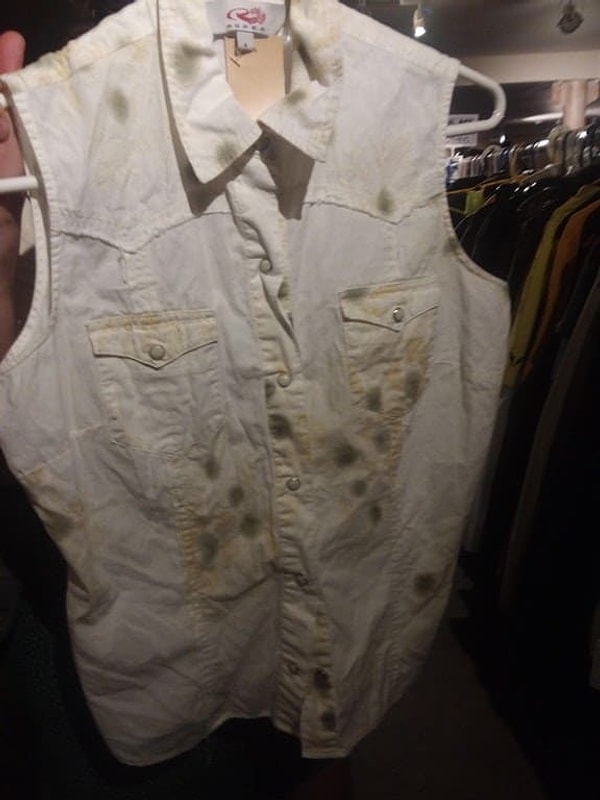 4. Кажется, этот трендовый жилет поедает плесень.