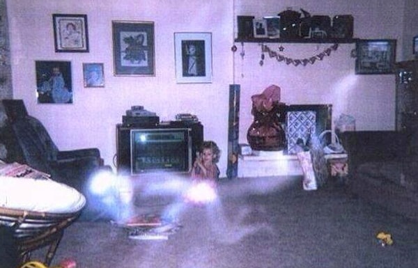 6. Невинная фотография играющего ребенка оказалась ужасно жуткой, когда ее проявили. Вы только присмотритесь, кажется, девочка тоже может видеть призрака.