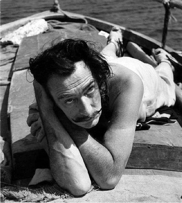 6. Bir teknenin güvertesinde güneşlenen Salvador Dali, 1953.