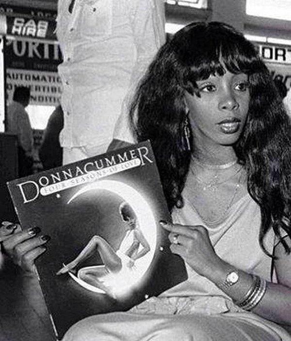 8. 1976 yılında yeni çıkardığı albümüyle Donna Summer.