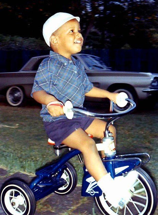 13. 1965 civarlarında Barack Obama, 3 tekerlekli bisikletini sürüyor.