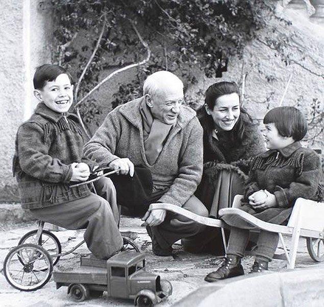 17. Pablo Picasso ve  Francoise Gilot, yanlarında birkaç çocukla birlikte, 1950ler.