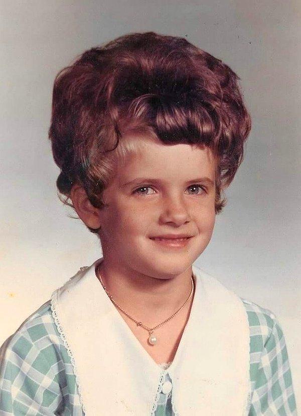 4. "Annemin 1969 yılı anaokulu fotoğrafı. Anneannem o zamanlar saç tasarımı dersleri alıyormuş, çocuklarının saçlarında öğrendiklerini uygulamayı seviyormuş."