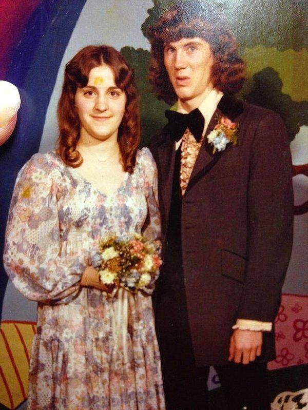 13. "Annem ve lise aşkı mezuniyet balosunda, 1976."