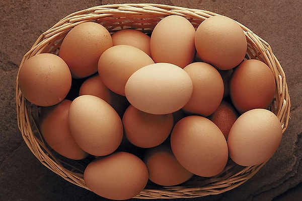 6. Это старинная народная задача. Крестьянка пришла на базар продавать яйца. Первая покупательница купила у нее половину всех яиц и еще пол-яйца. Вторая покупательница приобрела половину оставшихся яиц и еще пол-яйца. Третья купила всего одно яйцо. После этого у крестьянки не осталось ничего. Сколько яиц она принесла на базар?